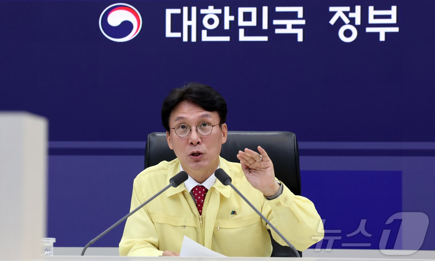본문 이미지 - 김민석 국무총리가 7일 오전 세종시 정부세종청사 중앙재난안전상황실에서 여름철 재난 대비 상황을 점검하며 발언하고 있다. 2025.7.7/뉴스1 ⓒ News1 김기남 기자