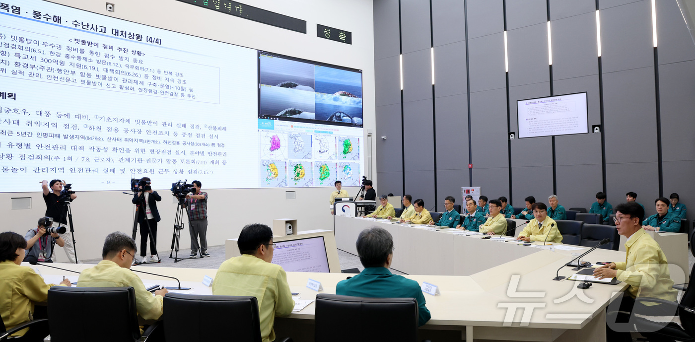 (세종=뉴스1) 김기남 기자 = 김민석 국무총리가 7일 오전 세종시 정부세종청사 중앙재난안전상황실에서 여름철 재난 대비 상황을 점검하며 발언하고 있다. 2025.7.7/뉴스1