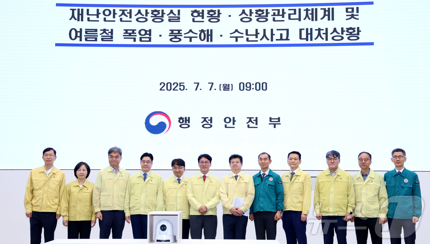 (세종=뉴스1) 김기남 기자 = 김민석 국무총리가 7일 오전 세종시 정부세종청사 중앙재난안전상황실에서 여름철 재난 대비 상황을 점검한 뒤 기념촬영을 하고 있다. 2025.7.7/뉴 …