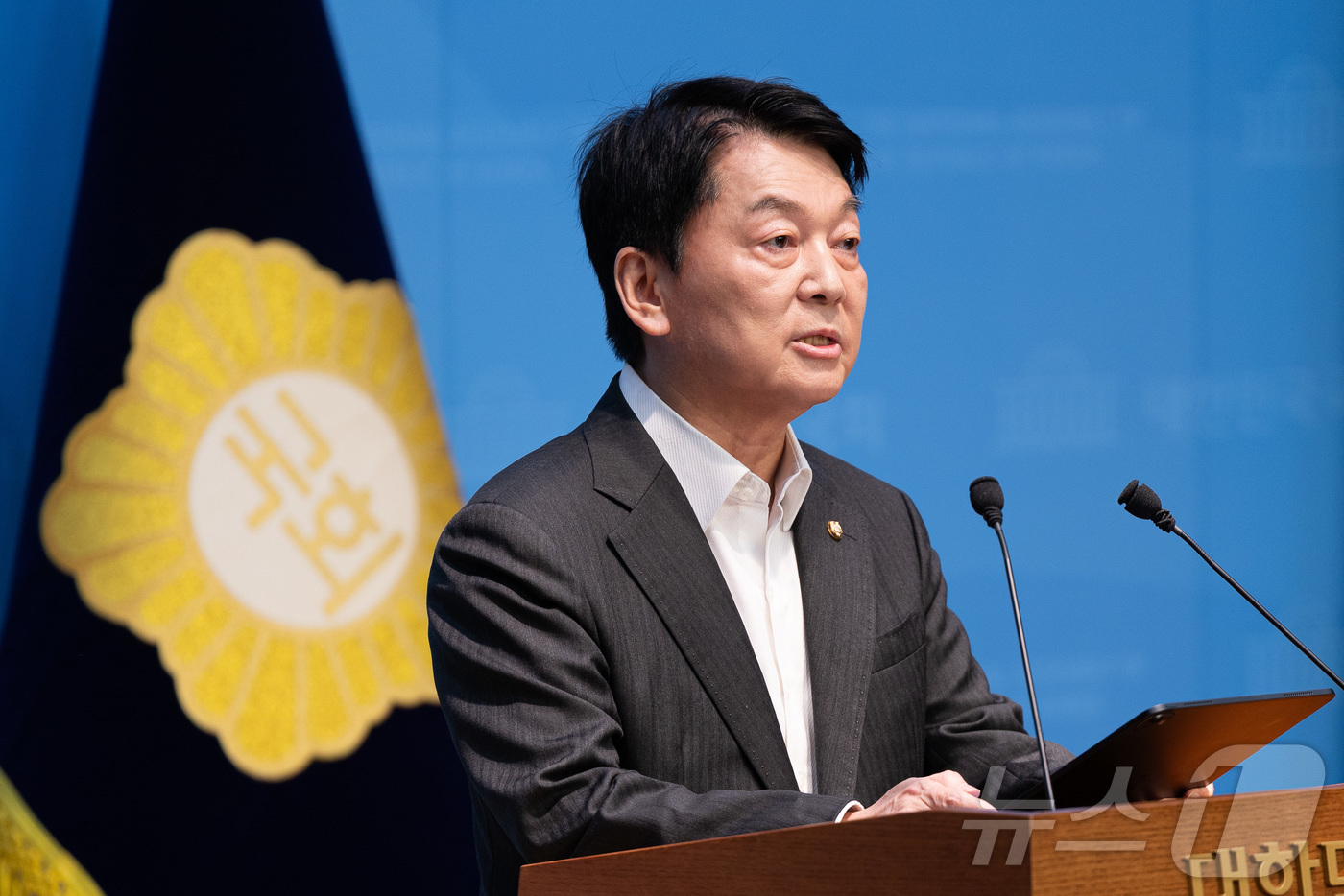 (서울=뉴스1) 유승관 기자 = 안철수 국민의힘 혁신위원장이 7일 서울 여의도 국회 소통관에서 기자회견을 열고 혁신위원장 사퇴 및 전당대회 출마를 밝히고 있다. 2025.7.7/뉴 …