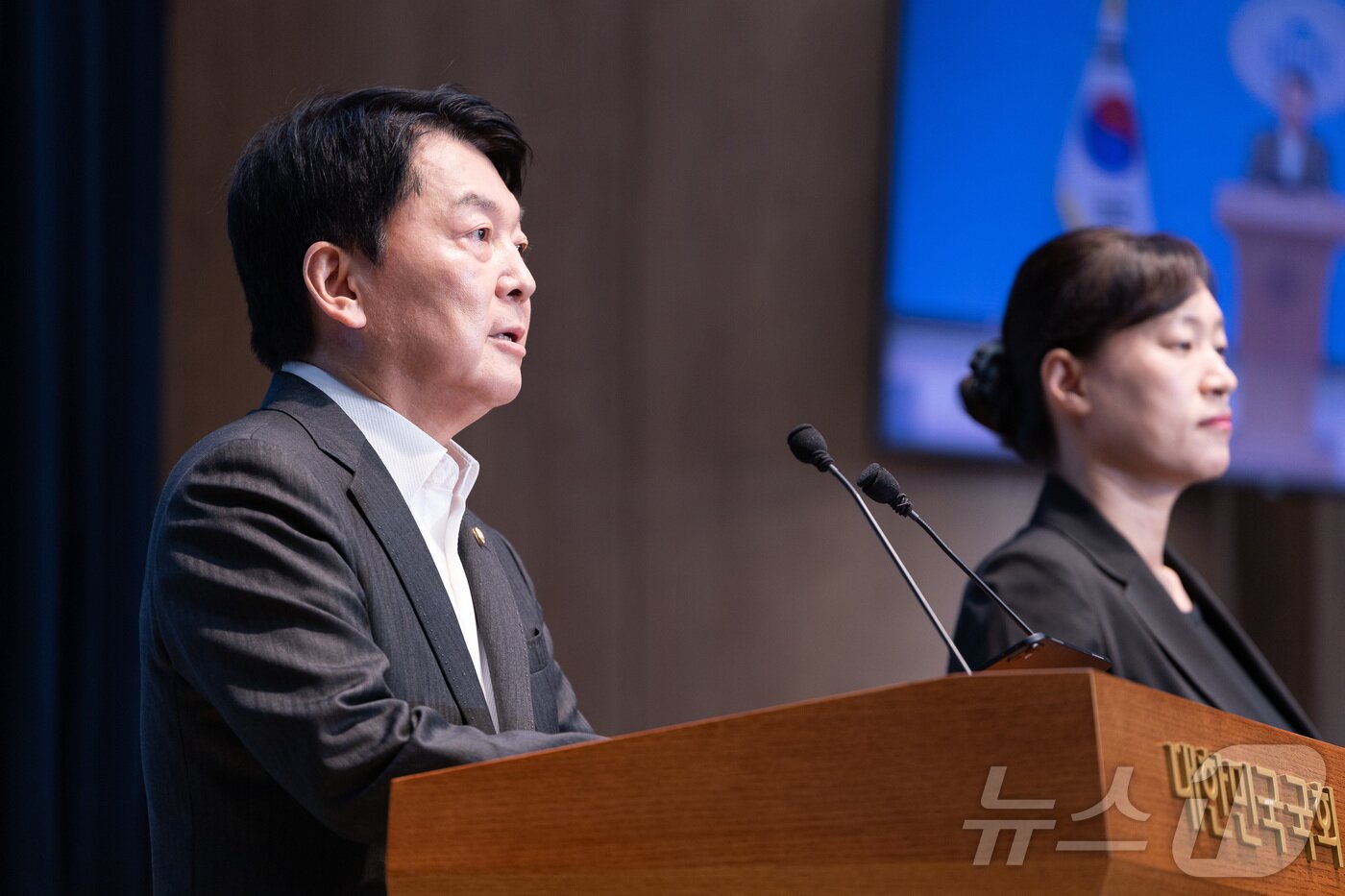 본문 이미지 - 안철수 국민의힘 혁신위원장이 7일 서울 여의도 국회 소통관에서 기자회견을 열고 혁신위원장 사퇴 및 전당대회 출마를 밝히고 있다. 2025.7.7/뉴스1 ⓒ News1 유승관 기자