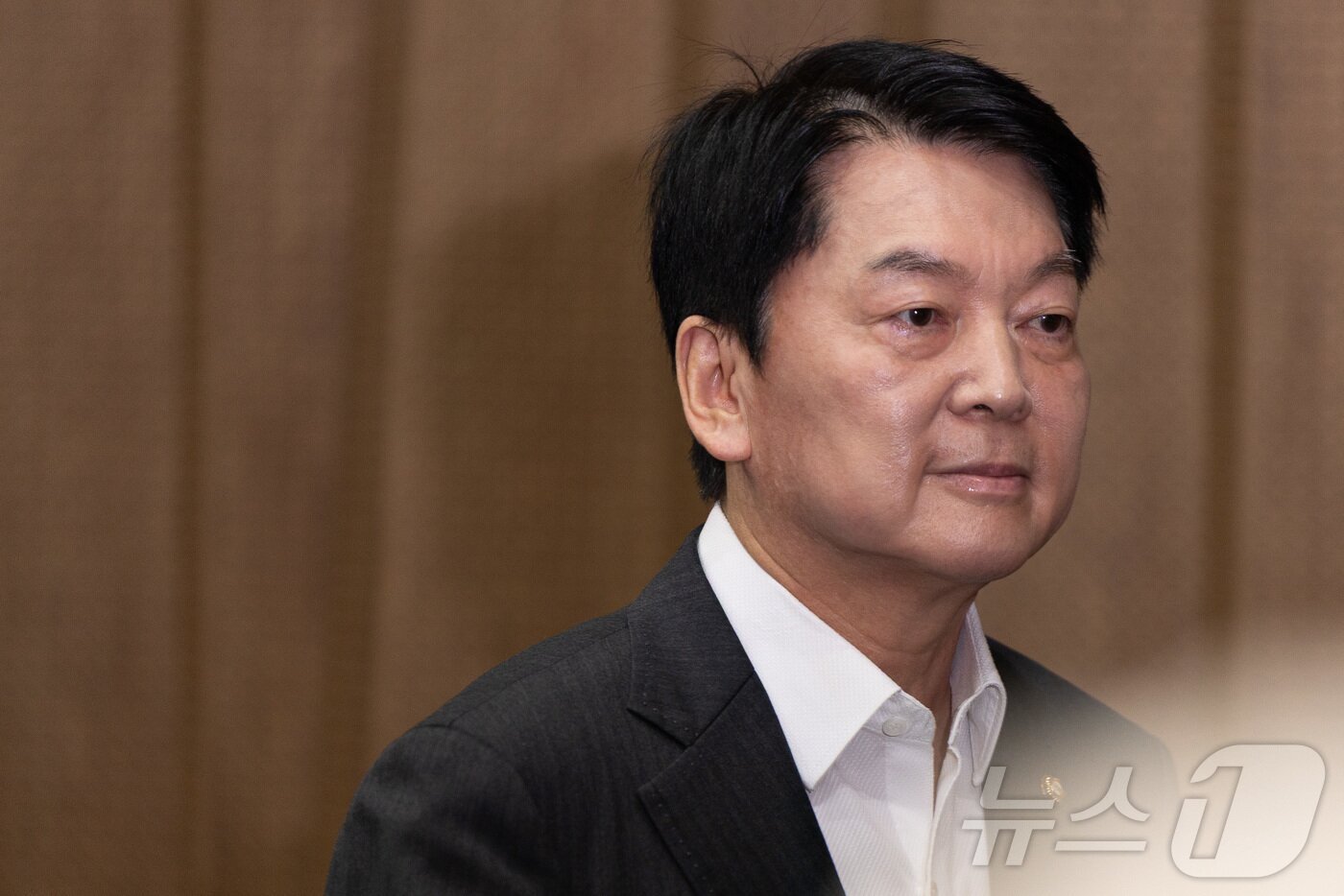본문 이미지 - 안철수 국민의힘 혁신위원장이 7일 서울 여의도 국회 소통관에서 기자회견을 열고 혁신위원장 사퇴 및 전당대회 출마 기자회견에 참석하고 있다. 2025.7.7/뉴스1 ⓒ News1 유승관 기자