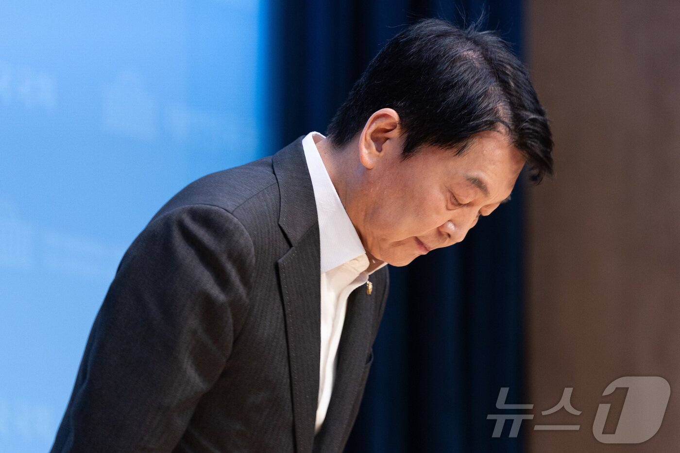 본문 이미지 - 안철수 국민의힘 혁신위원장이 7일 서울 여의도 국회 소통관에서 기자회견을 열고 혁신위원장 사퇴 및 전당대회 출마를 밝히고 있다. 2025.7.7/뉴스1 ⓒ News1 유승관 기자