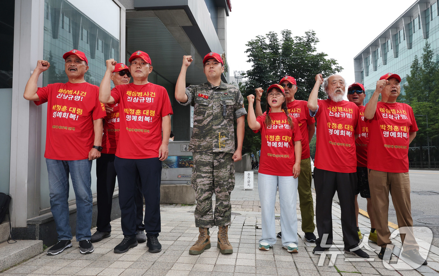 (서울=뉴스1) 박지혜 기자 = 해병대예비역연대 회원들이 7일 서울 서초구 순직해병 특검 사무실 앞에서 사건 진상 규명 촉구 기자회견을 하고 있다. 2025.7.7/뉴스1