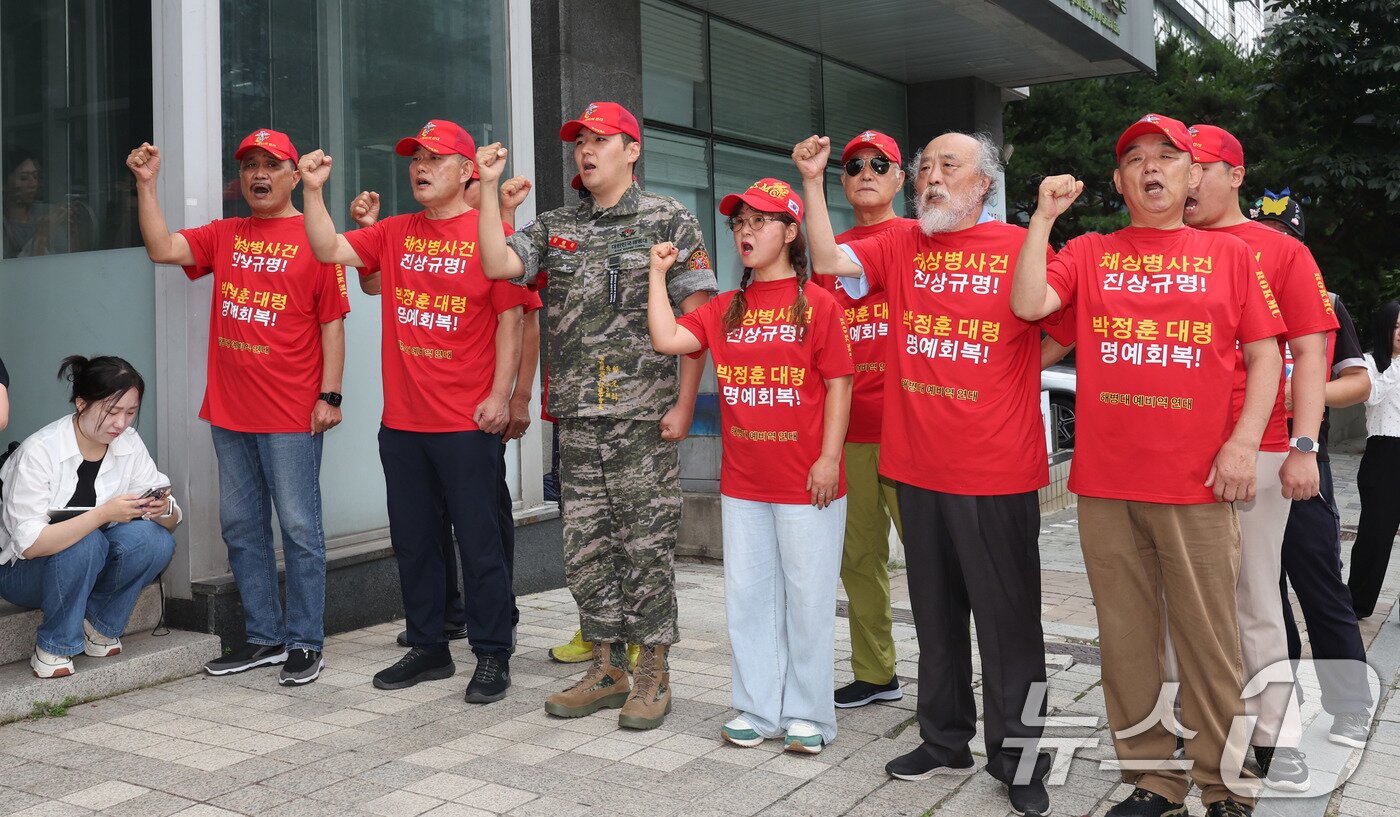 본문 이미지 - 해병대예비역연대 회원들이 7일 서울 서초구 순직해병 특검 사무실 앞에서 사건 진상 규명 촉구 기자회견을 하고 있다. 2025.7.7/뉴스1 ⓒ News1 박지혜 기자