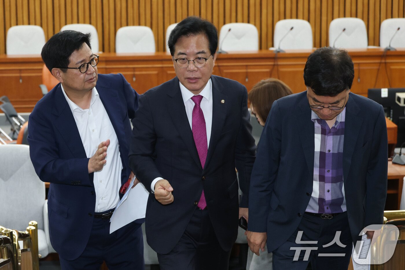 본문 이미지 - 송언석 국민의힘 비상대책위원장 겸 원내대표가 7일 오전 서울 여의도 국회에서 상임위 간사들과 비공개 회의를 마친뒤 나서고 있다. 2025.7.7/뉴스1 ⓒ News1 이광호 기자