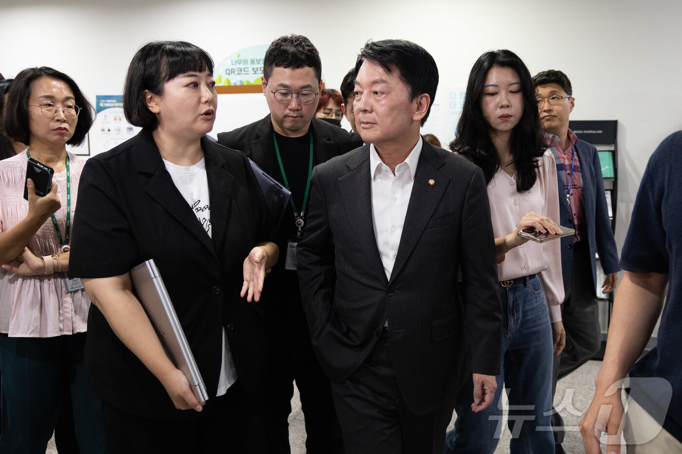 본문 이미지 - 안철수 국민의힘 혁신위원장이 7일 서울 여의도 국회 소통관에서 기자회견을 열고 혁신위원장 사퇴 및 전당대회 출마를 밝힌 후 기자회견장을 나서고 있다. 2025.7.7/뉴스1 ⓒ News1 유승관 기자