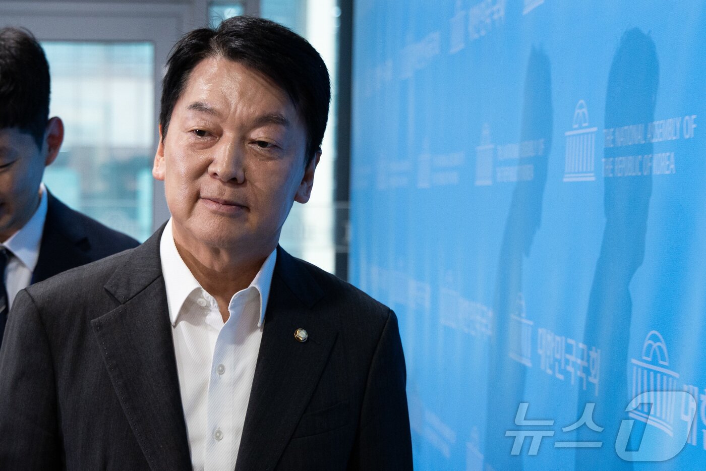 본문 이미지 - 안철수 국민의힘 혁신위원장이 7일 서울 여의도 국회 소통관에서 기자회견을 열고 혁신위원장 사퇴 및 전당대회 출마를 밝힌 후 기자회견장을 나서고 있다. 2025.7.7/뉴스1 ⓒ News1 유승관 기자