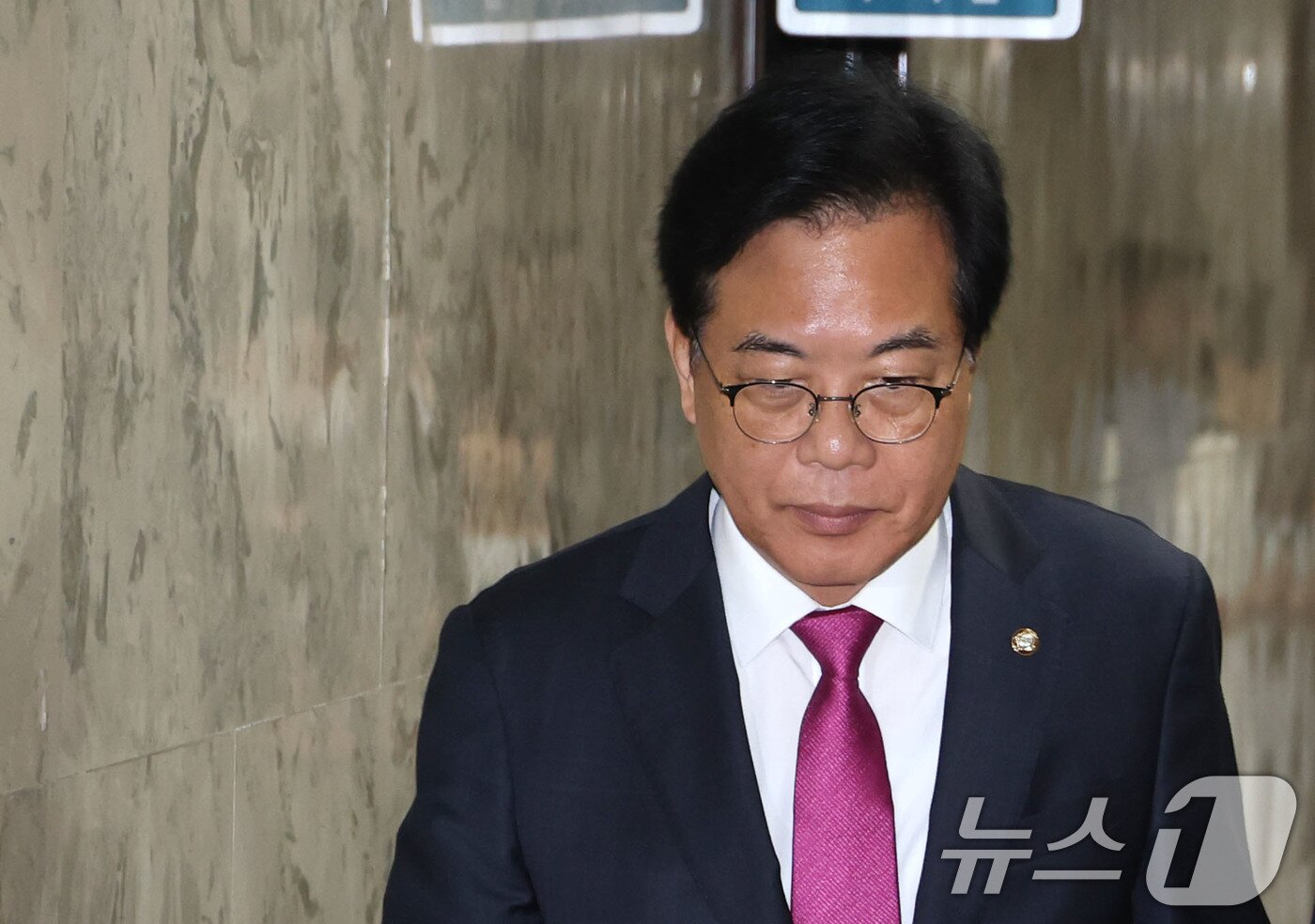 본문 이미지 - 송언석 국민의힘 비상대책위원장 겸 원내대표가 7일 오전 서울 여의도 국회에서 상임위 간사들과 비공개 회의를 마친뒤 이동하고 있다. 2025.7.7/뉴스1 ⓒ News1 이광호 기자