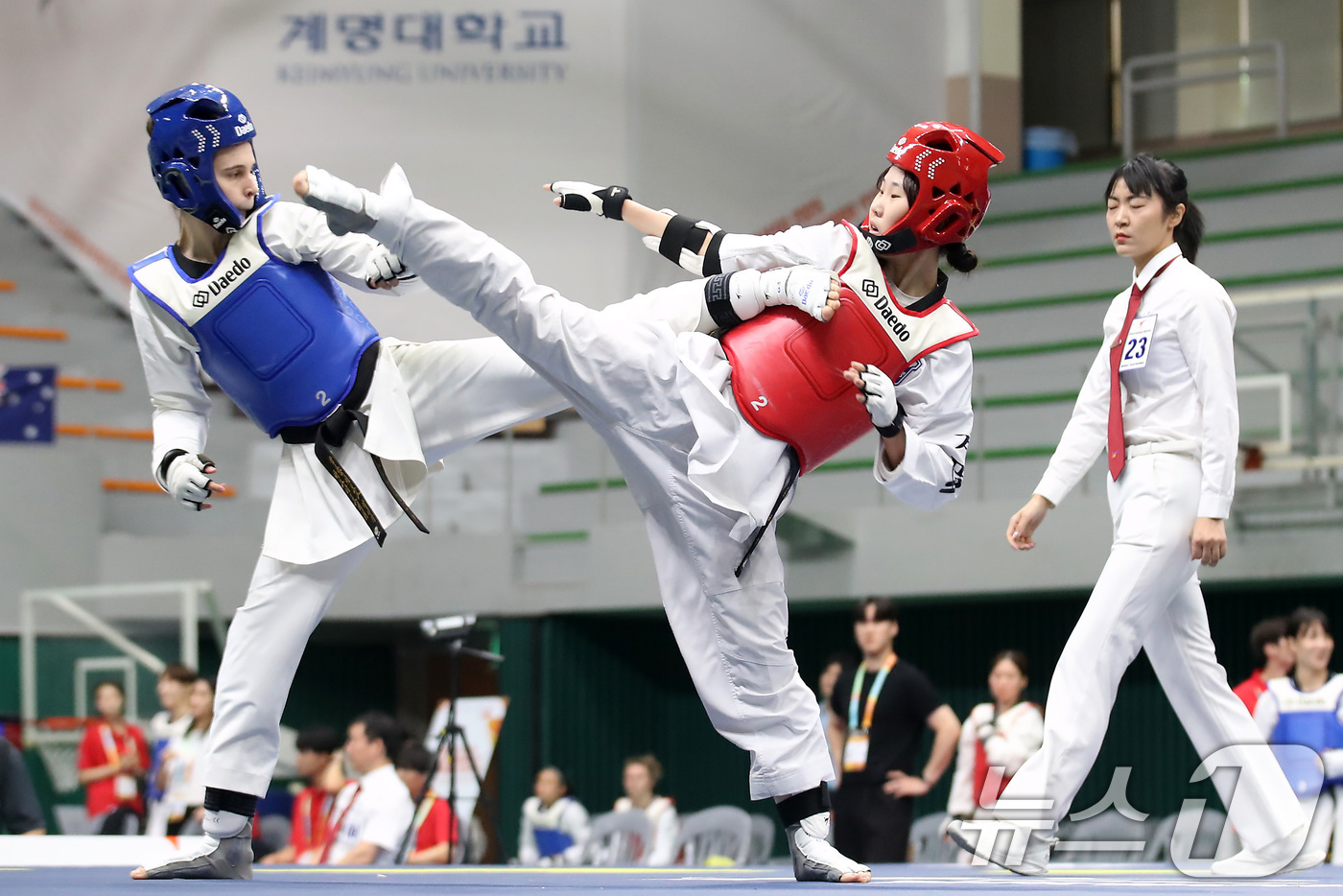(대구=뉴스1) 공정식 기자 = 7일 대구 달서구 계명대 성서캠퍼스에서 열린 '대구 2025 세계대학태권도 페스티벌' 여자부 –53㎏급 겨루기에 출전한 한국(홍)과 키르기스스탄(청 …