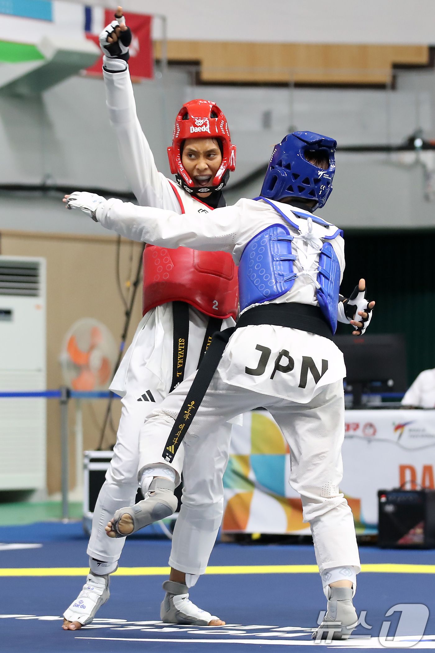 (대구=뉴스1) 공정식 기자 = 7일 대구 달서구 계명대 성서캠퍼스에서 열린 '대구 2025 세계대학태권도 페스티벌' 여자부 –57㎏급 겨루기 인도네시아(홍)와 일본(청)의 경기에 …
