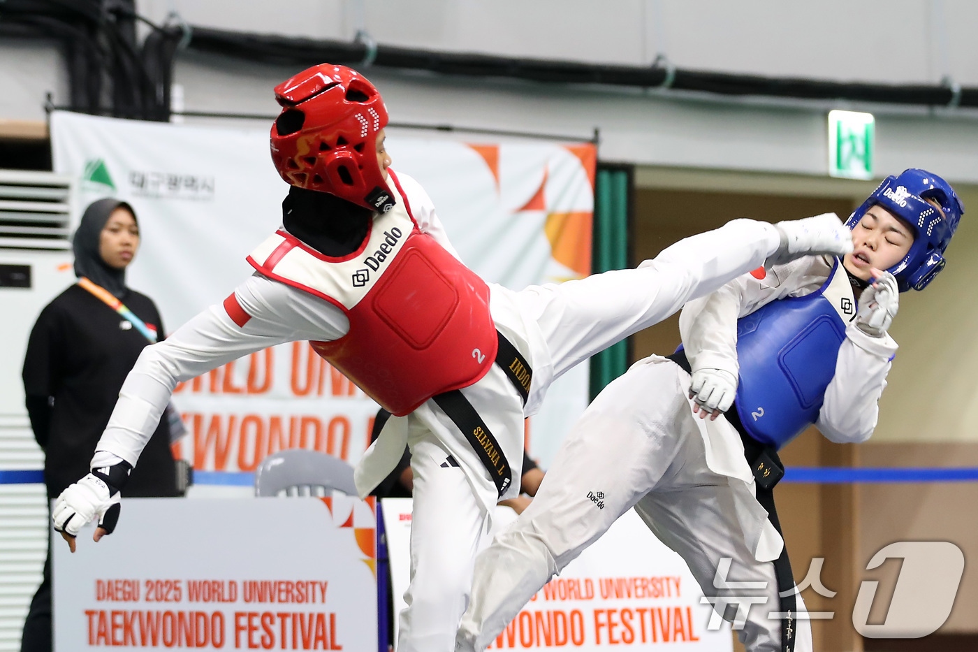 (대구=뉴스1) 공정식 기자 = 7일 대구 달서구 계명대 성서캠퍼스에서 열린 '대구 2025 세계대학태권도 페스티벌' 여자부 –57㎏급 겨루기에 출전한 인도네시아(홍)와 일본(청) …