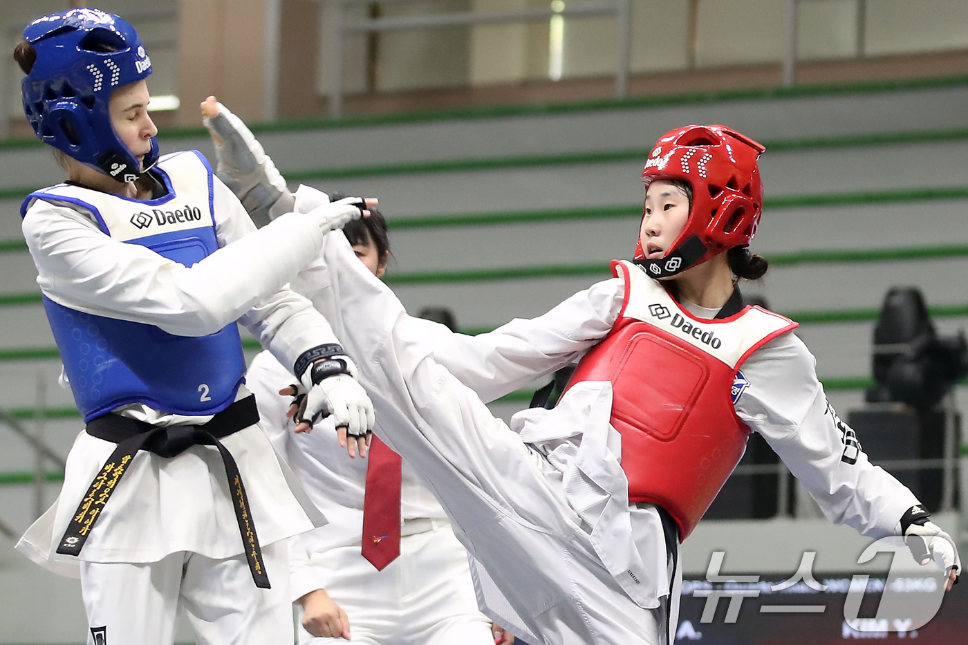 (대구=뉴스1) 공정식 기자 = 7일 대구 달서구 계명대 성서캠퍼스에서 열린 '대구 2025 세계대학태권도 페스티벌' 여자부 –53㎏급 겨루기에 출전한 한국(홍)과 키르기스스탄(청 …