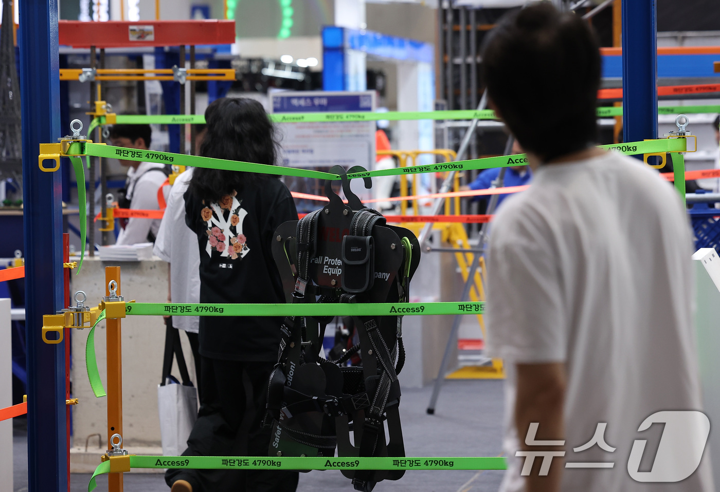 (고양=뉴스1) 김성진 기자 = 7일 경기 고양시 킨텍스에서 열린 2025 국제안전보건전시회에서 관람객들이 하네스와 로프를 살펴보고 있다. 2025.7.7/뉴스1