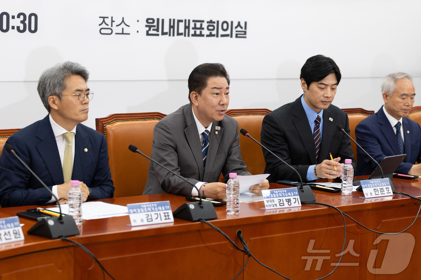 (서울=뉴스1) 유승관 기자 = 김병기 더불어민주당 당대표 직무대행 겸 원내대표가 7일 서울 여의도 국회에서 열린 정치검찰 조작기소대응TF 발대식에서 모두 발언을 하고 있다. 20 …