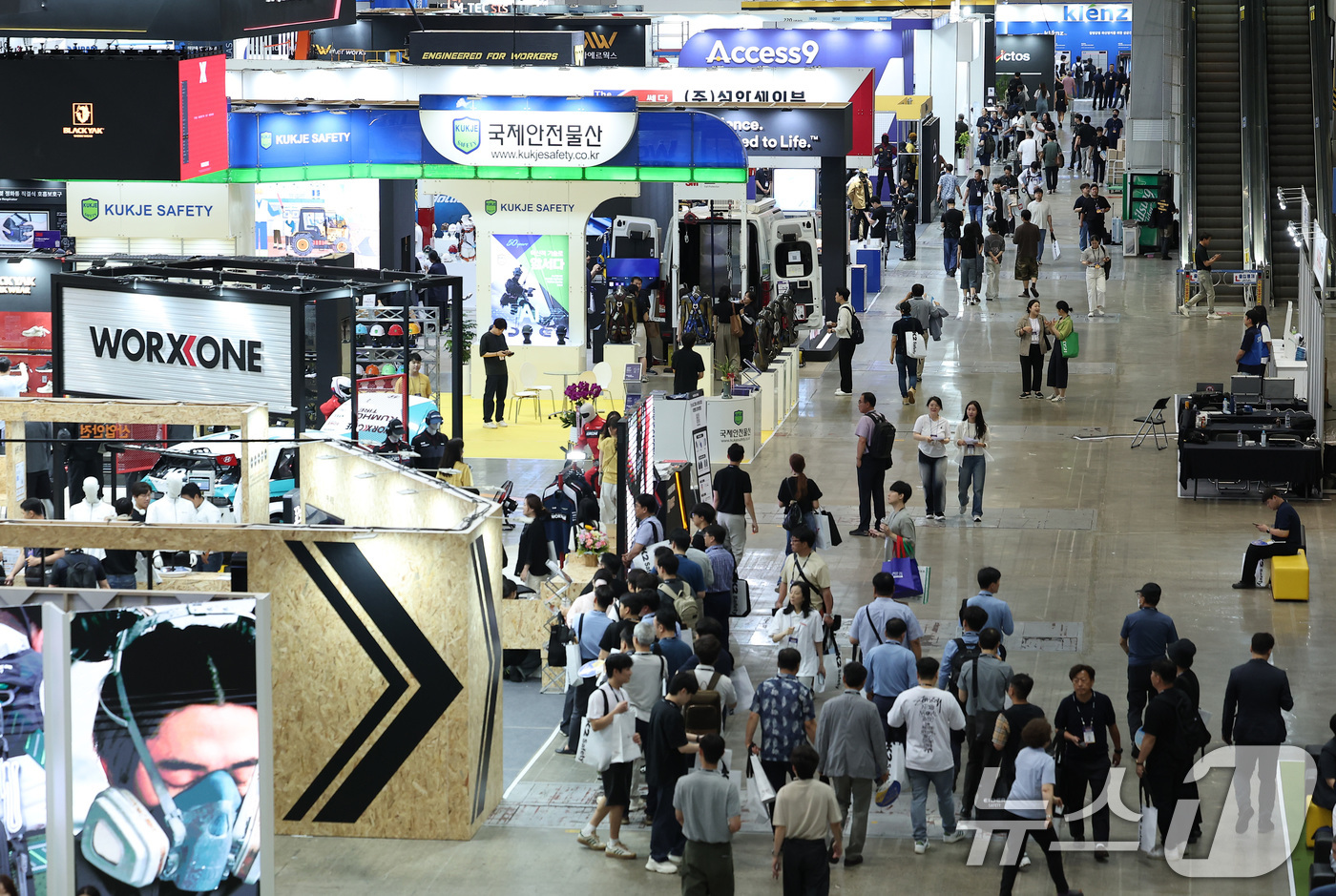 (고양=뉴스1) 김성진 기자 = 7일 경기 고양시 킨텍스에서 열린 2025 국제안전보건전시회에서 관람객들이 부스를 관람하고 있다. 2025.7.7/뉴스1