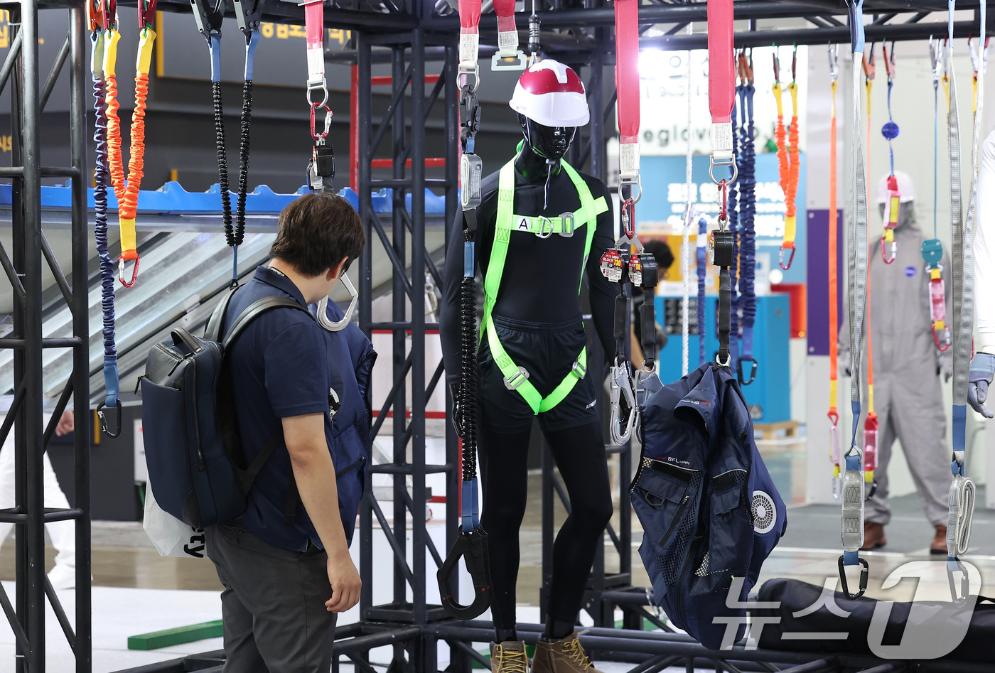 (고양=뉴스1) 김성진 기자 = 7일 경기 고양시 킨텍스에서 열린 2025 국제안전보건전시회에서 관람객들이 하네스와 로프를 살펴보고 있다. 2025.7.7/뉴스1