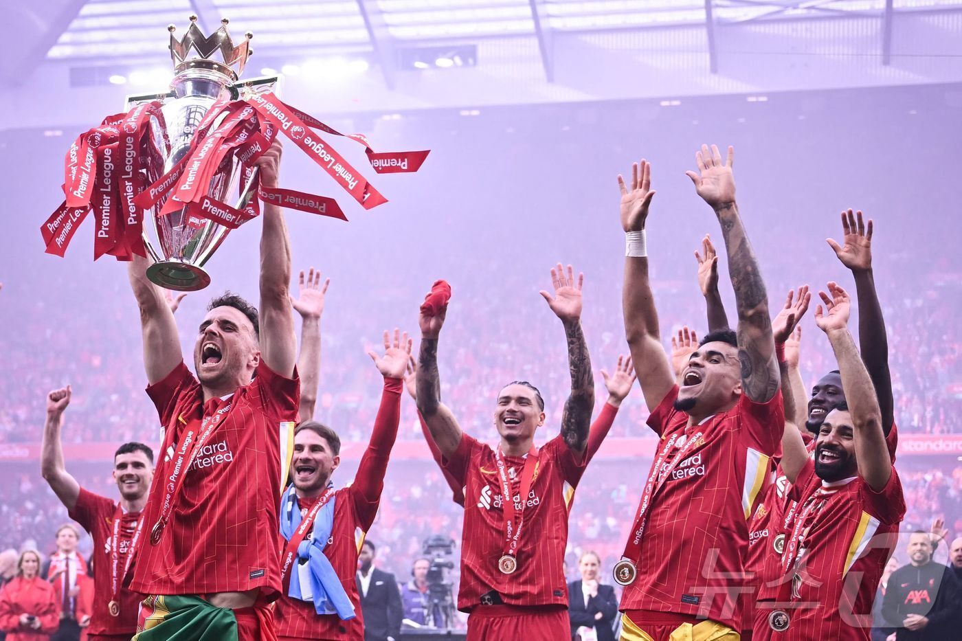 본문 이미지 - 우승 트로피를 들고 환호하는 조타&#40;왼쪽&#41; ⓒ AFP=뉴스1