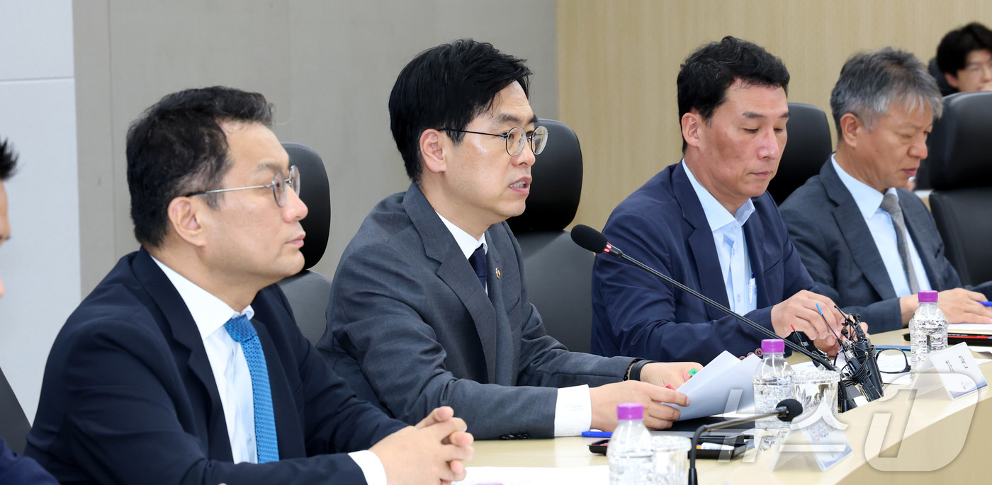 (세종=뉴스1) 김기남 기자 = 김민재 행정안전부 차관이 7일 오전 세종시 정부세종청사에서 열린 민생회복 소비쿠폰 집행계획 관련 시·도 부단체장 회의를 주재하며 신속한 소비쿠폰 집 …