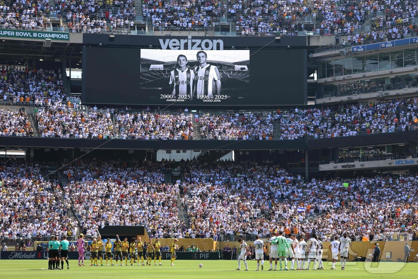 본문 이미지 - 경기 전 조타를 위해 묵념하는 축구선수들 ⓒ AFP=뉴스1