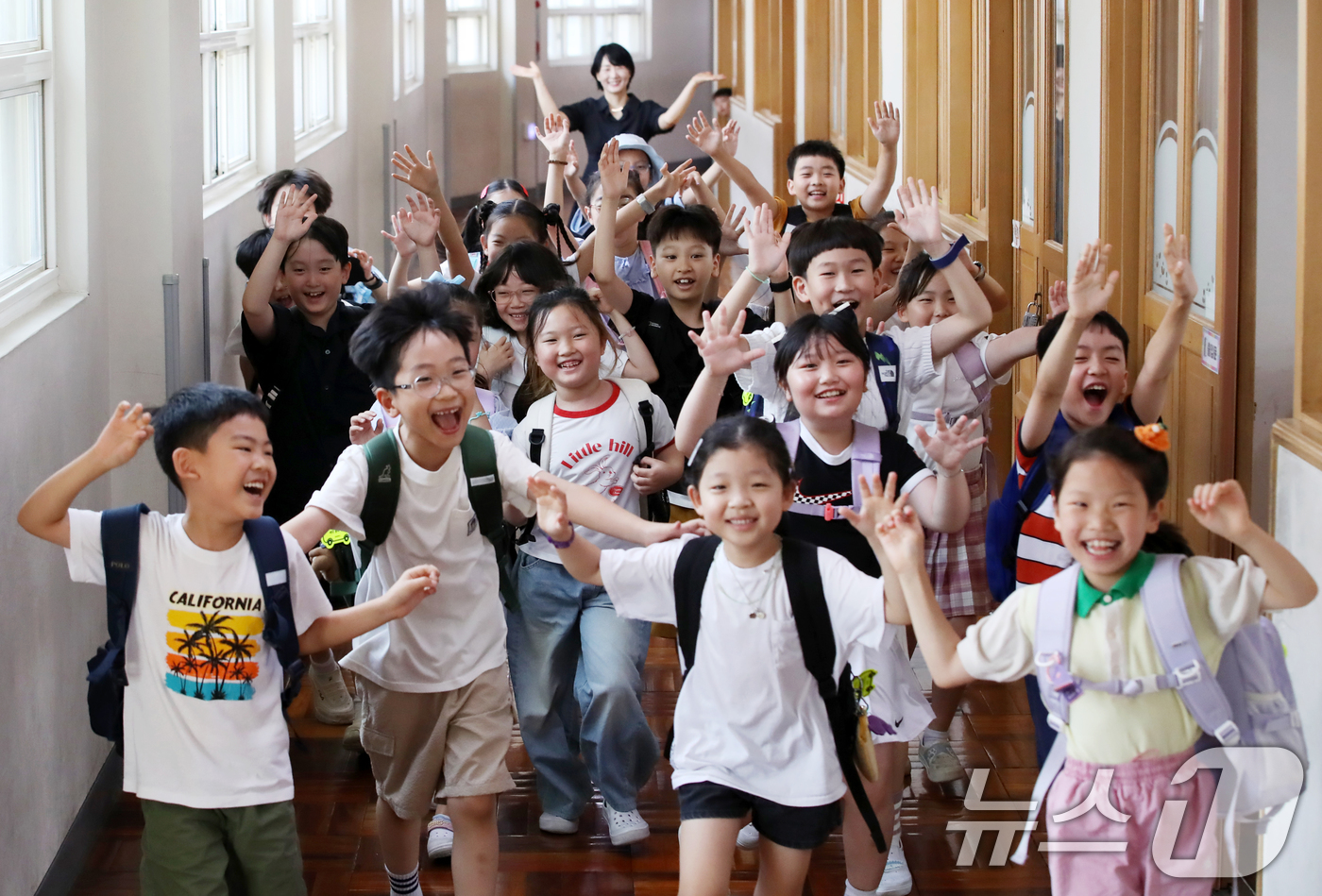 (부산=뉴스1) 윤일지 기자 = 7일 오전 부산 동래구 명륜초등학교에서 여름방학을 맞은 2학년 3반 학생들이 환호하며 집으로 향하고 있다.이 학교는 내부 공사로 인해 다른 학교들보 …