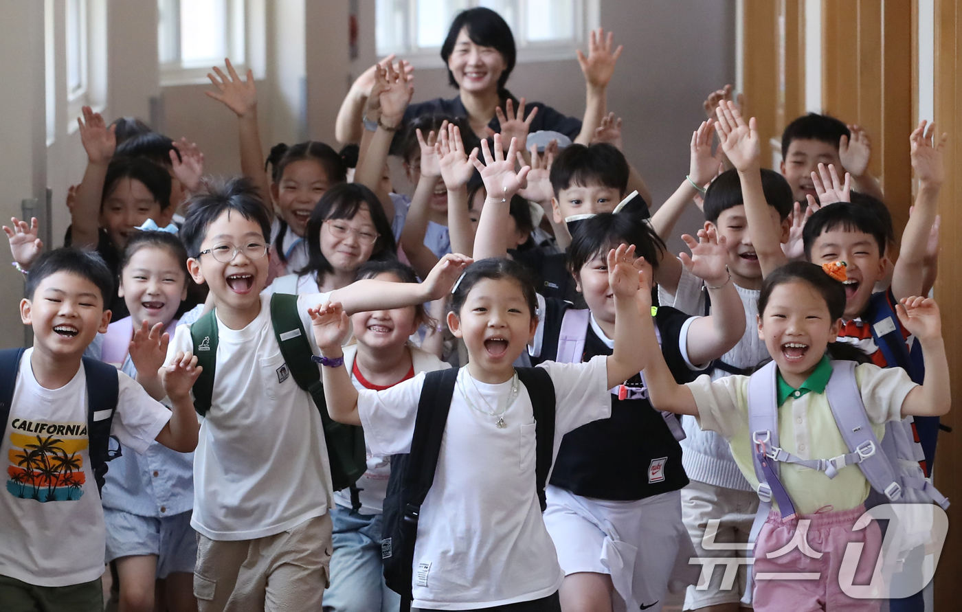 (부산=뉴스1) 윤일지 기자 = 7일 오전 부산 동래구 명륜초등학교에서 여름방학을 맞은 2학년 3반 학생들이 환호하며 집으로 향하고 있다.이 학교는 내부 공사로 인해 다른 학교들보 …