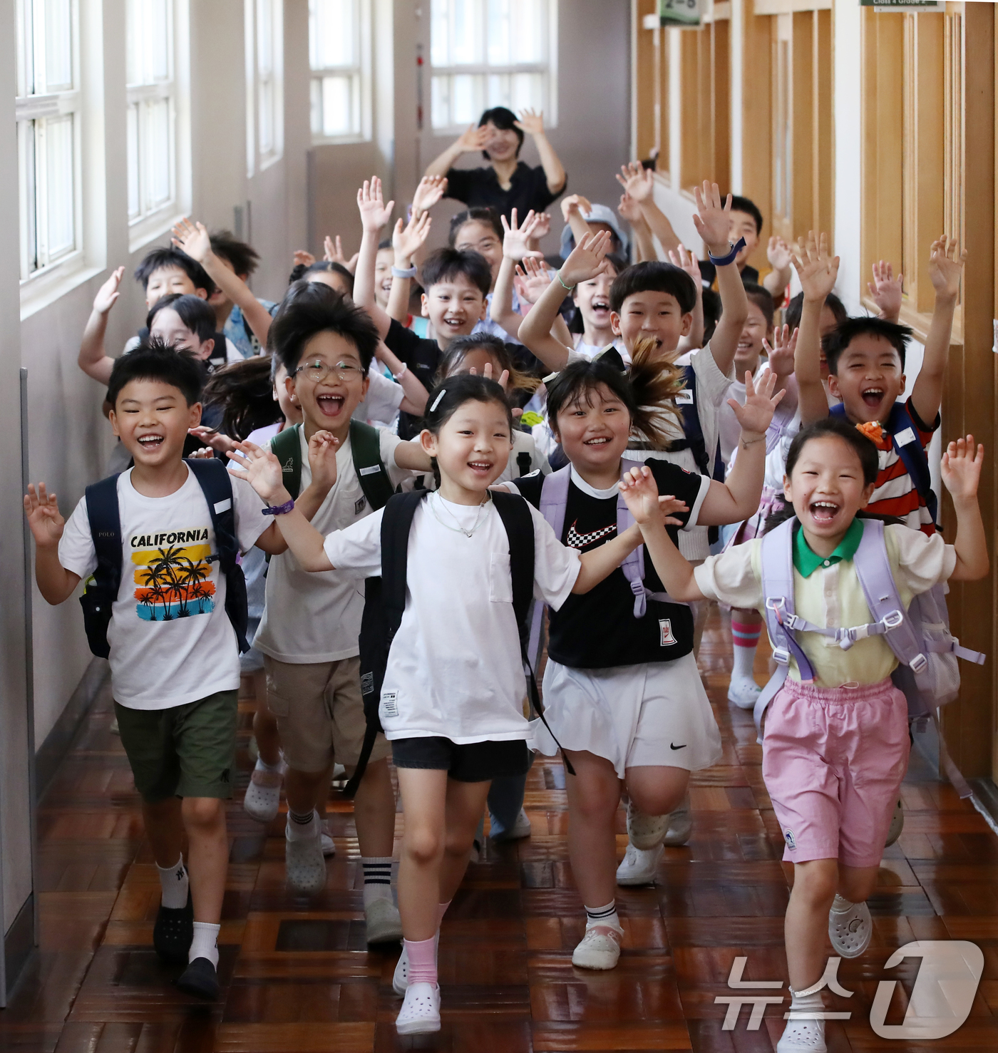 (부산=뉴스1) 윤일지 기자 = 7일 오전 부산 동래구 명륜초등학교에서 여름방학을 맞은 2학년 3반 학생들이 환호하며 집으로 향하고 있다.이 학교는 내부 공사로 인해 다른 학교들보 …