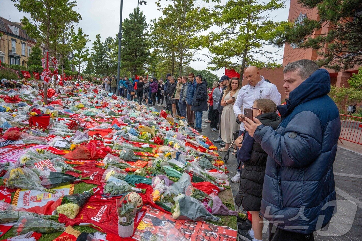 본문 이미지 - 조타를 추모하는 리버풀의 팬들 ⓒ AFP=뉴스1