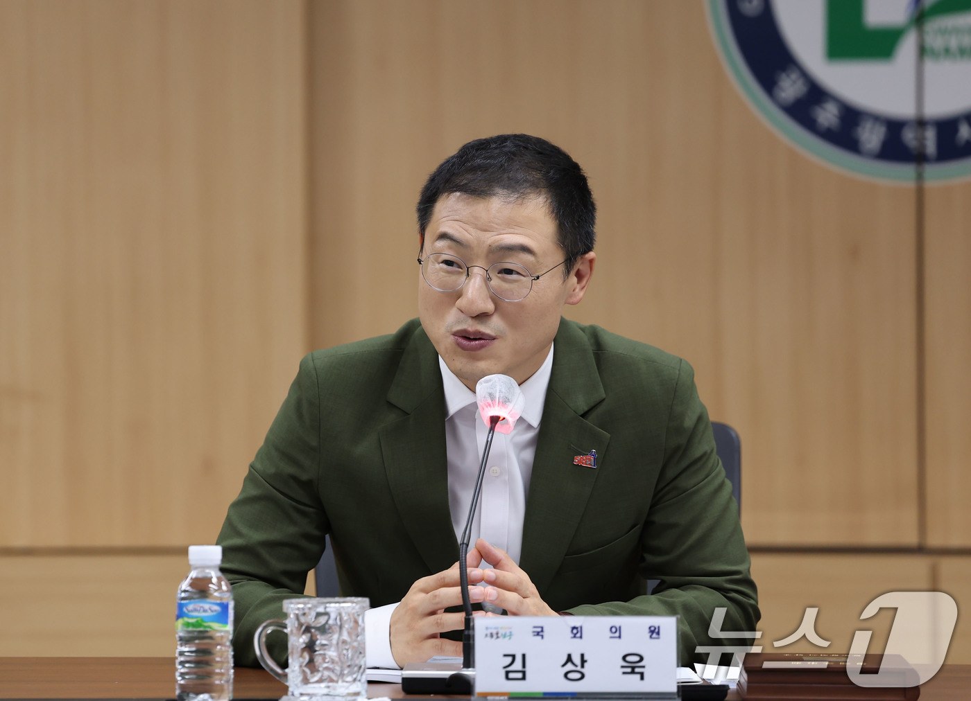 (광주=뉴스1) 박지현 기자 = 김상욱 더불어민주당 울산 남구갑 의원이 7일 광주를 방문해 김병내 구청장으로부터 남구 명예구민패를 수여받고 인사말을 하고 있다. 2025.7.7/뉴 …