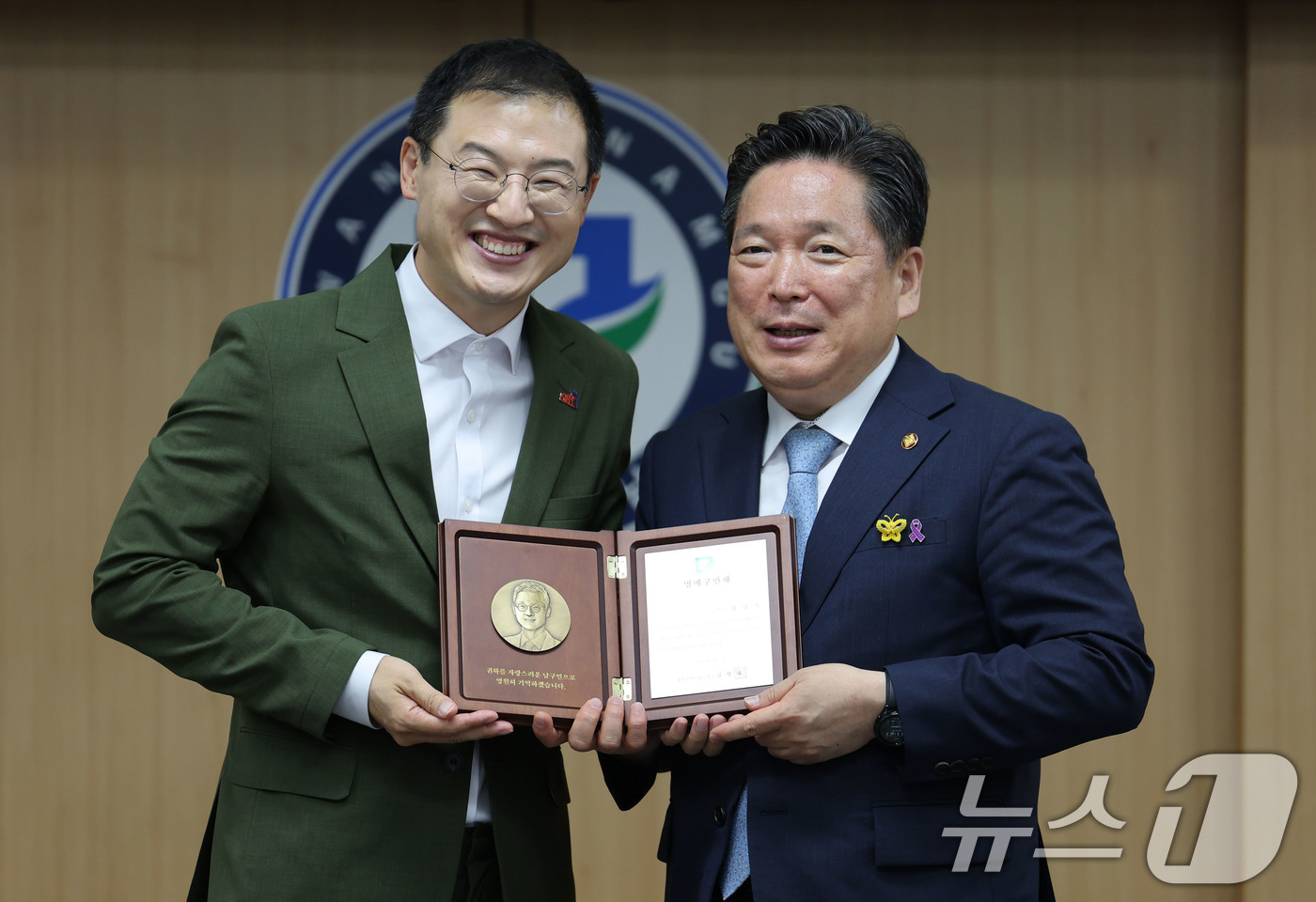 (광주=뉴스1) 박지현 기자 = 김상욱 더불어민주당 울산 남구갑 의원이 7일 광주를 방문해 김병내 구청장으로부터 남구 명예구민패를 수여받고 기념사진을 찍고 있다. 2025.7.7/ …