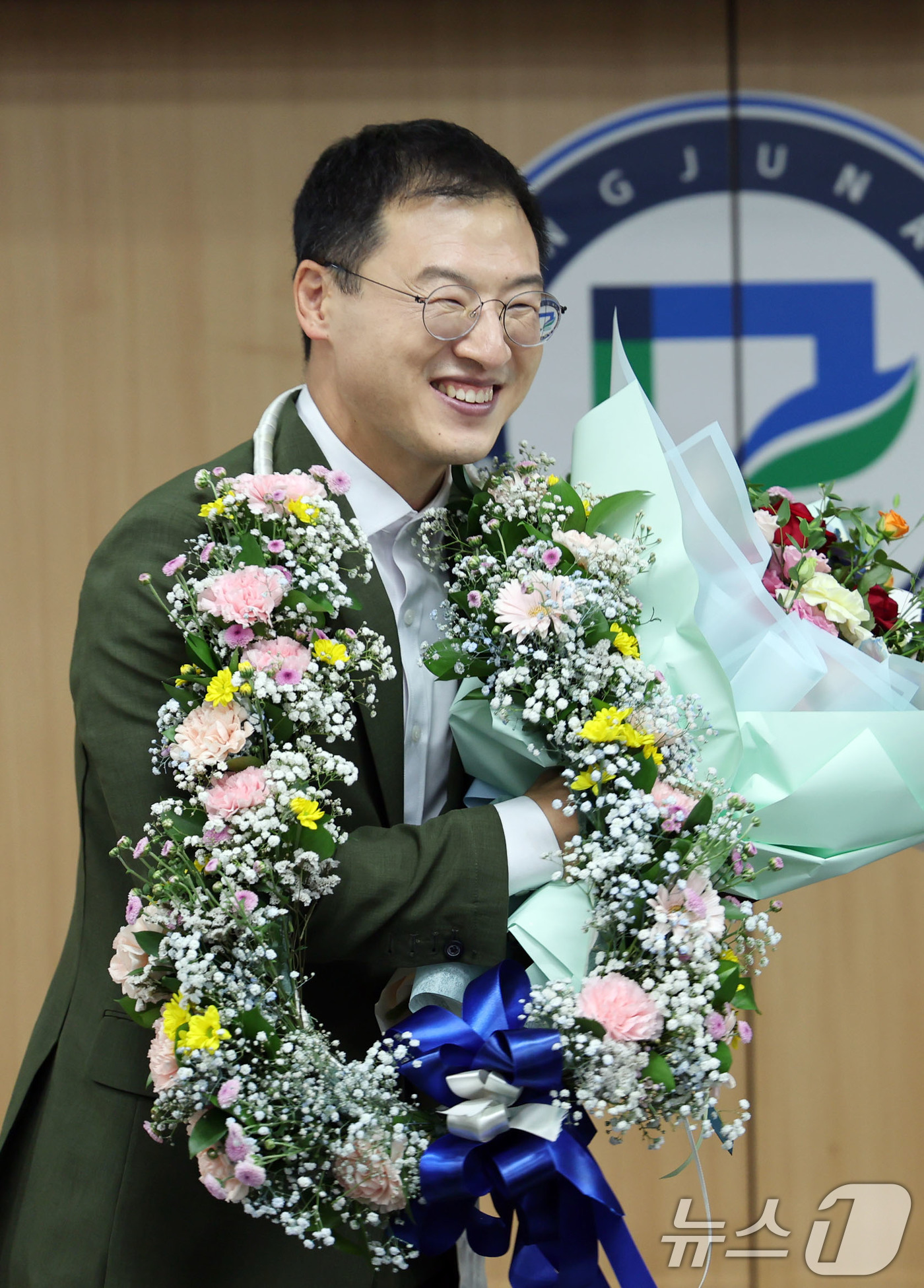 (광주=뉴스1) 박지현 기자 = 김상욱 더불어민주당 울산 남구갑 의원이 7일 광주를 방문해 김병내 구청장으로부터 남구 명예구민패를 수여받고 감사 인사 전하고 있다. 2025.7.7 …