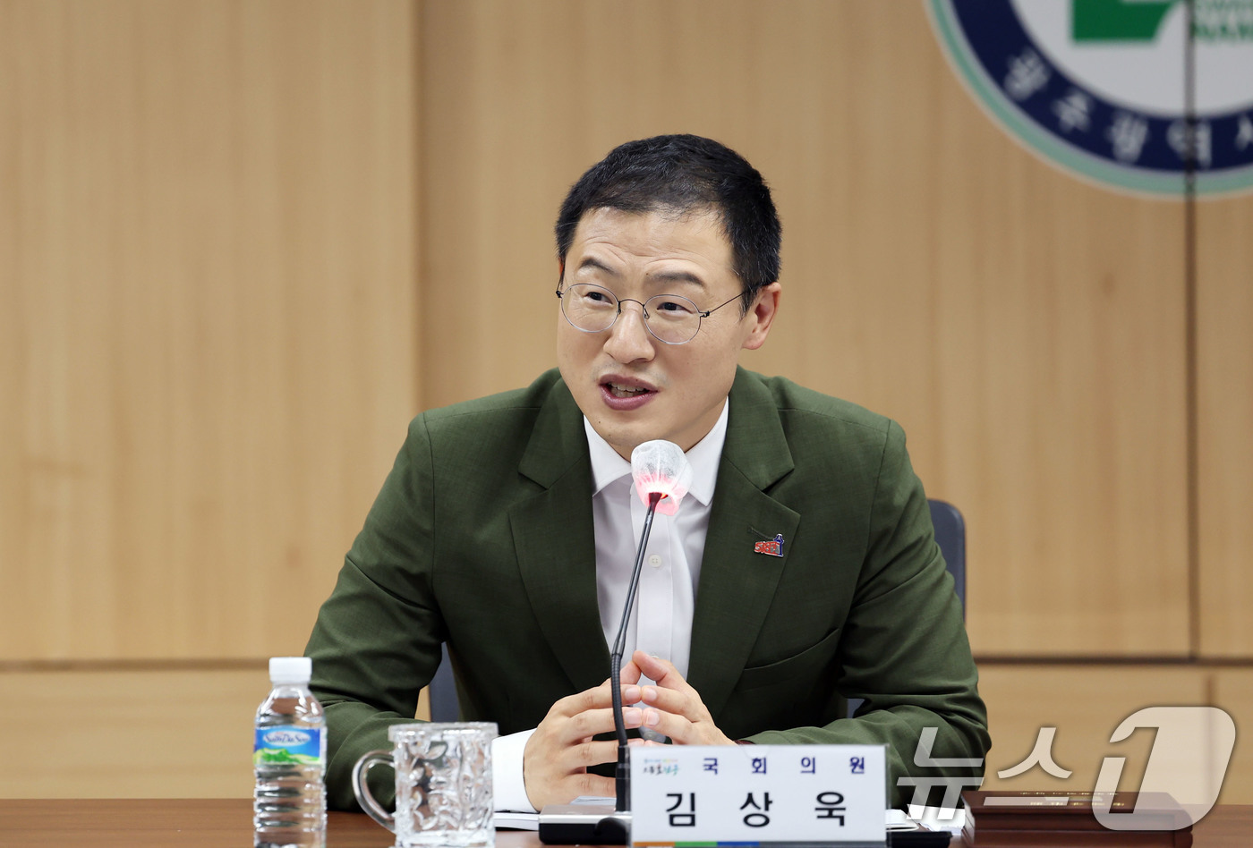 (광주=뉴스1) 박지현 기자 = 김상욱 더불어민주당 울산 남구갑 의원이 7일 광주를 방문해 김병내 구청장으로부터 남구 명예구민패를 수여받고 발언하고 있다. 2025.7.7/뉴스1