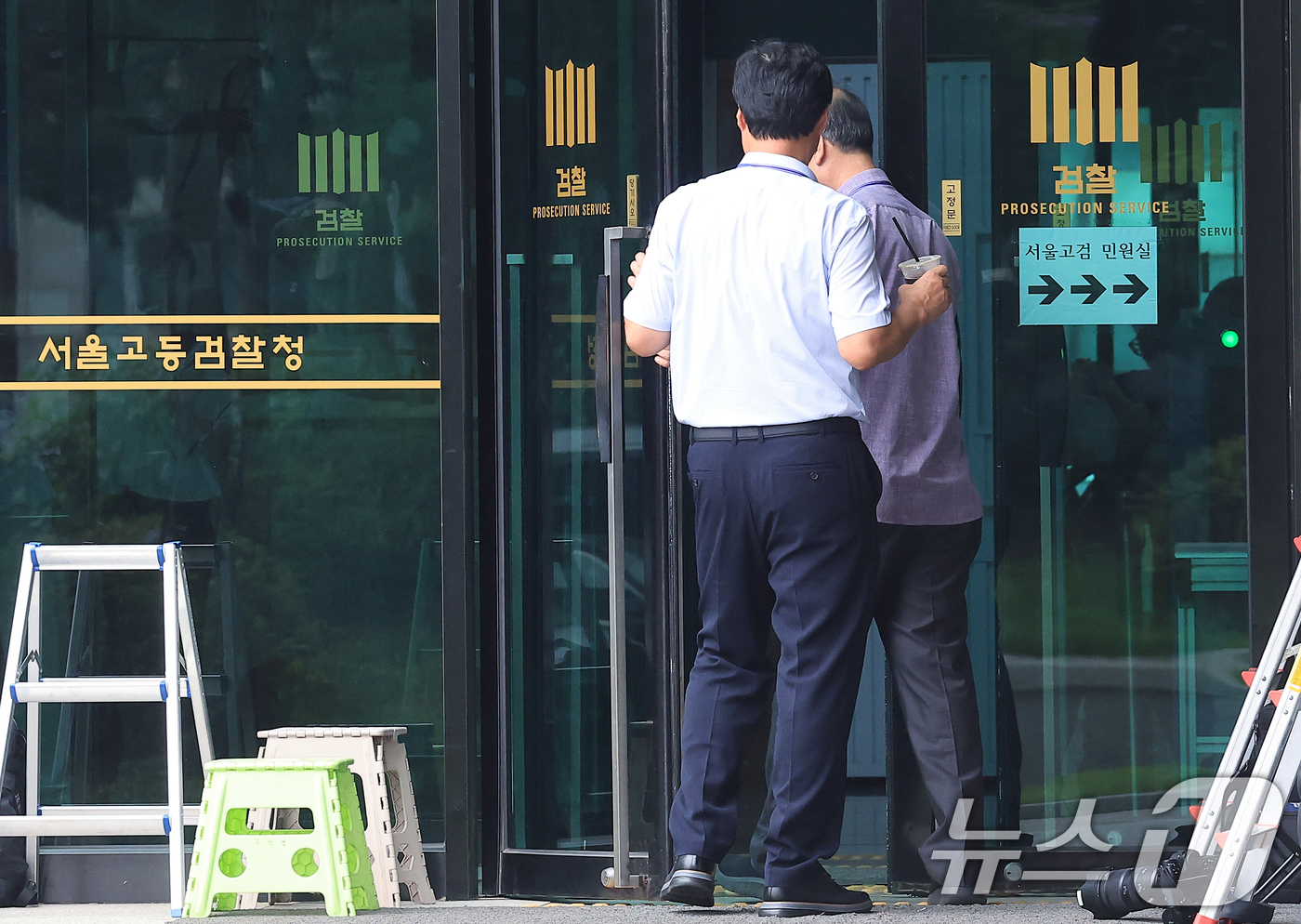 (서울=뉴스1) 박정호 기자 = 체포영장 집행 저지를 지시한 혐의를 받는 윤석열 전 대통령에 대한 구속 전 피의자 심문(영장실질심사) 기일이 확정된 7일 서울 서초구 서울고등검찰청 …