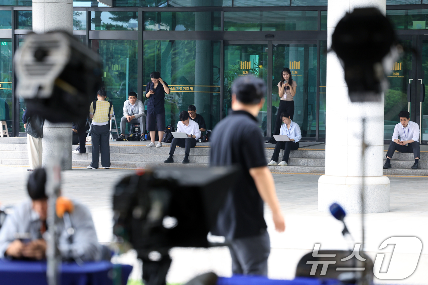 (서울=뉴스1) 박정호 기자 = 체포영장 집행 저지를 지시한 혐의를 받는 윤석열 전 대통령에 대한 구속 전 피의자 심문(영장실질심사) 기일이 확정된 7일 서울 서초구 서울고등검찰청 …