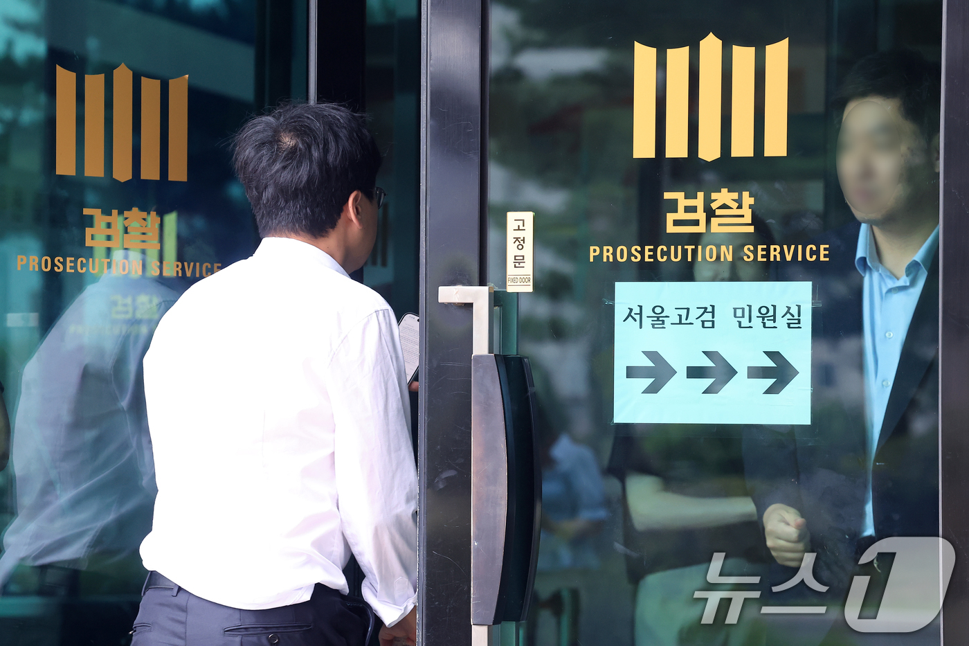 (서울=뉴스1) 박정호 기자 = 체포영장 집행 저지를 지시한 혐의를 받는 윤석열 전 대통령에 대한 구속 전 피의자 심문(영장실질심사) 기일이 확정된 7일 서울 서초구 서울고등검찰청 …