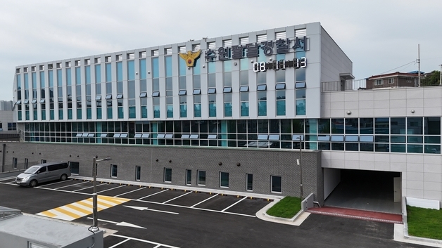 "꽈배기 사려 주차했는데"…스르륵 움직인 차에 50대 부부 부상