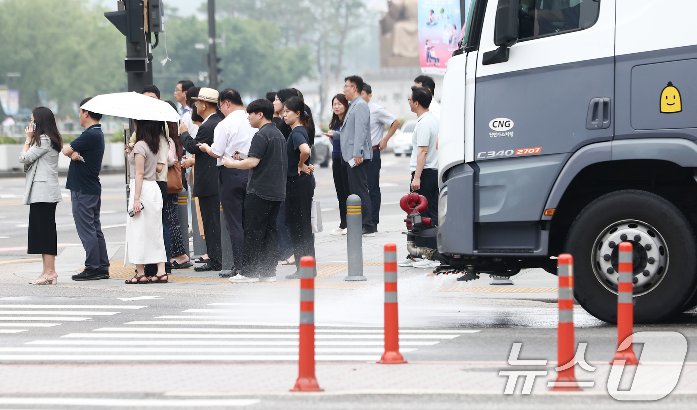 (서울=뉴스1) 김민지 기자 = 절기상 본격적인 더위가 시작된다는 소서(小暑)이자 서울 전역에 첫 폭염경보가 내려진 7일 서울 광화문 일대에서 살수차가 도로에 물을 뿌리고 있다. …