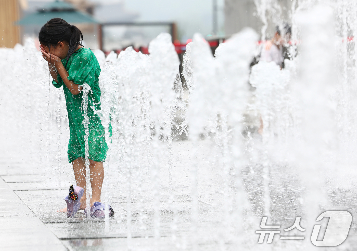 (서울=뉴스1) 김민지 기자 = 절기상 본격적인 더위가 시작된다는 소서(小暑)이자 서울 전역에 첫 폭염경보가 내려진 7일 서울 광화문광장에서 더위에 지친 어린이가 물놀이를 하고 있 …