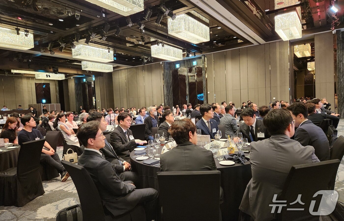 본문 이미지 - 6일 열린 '한국동물병원협회 제17대 집행부 출범식'에서 참석자들이 전략계획을 듣고 있다. ⓒ 뉴스1 한송아 기자