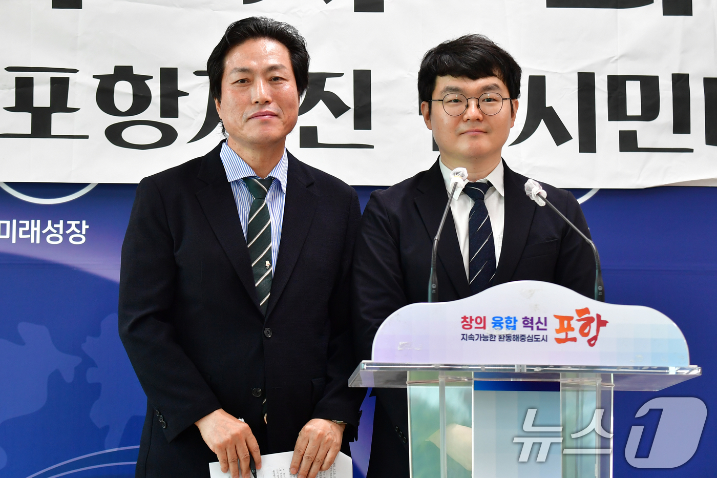 (포항=뉴스1) 최창호 기자 = 법무법인 서울센트럴 이경우 대표 변호사(왼쪽)과 법무법인 인월 박무상 변호사가 7일 경북 포항시청 브리핑룸에서 포항지진정신적손해배상 항소심 후행 재 …