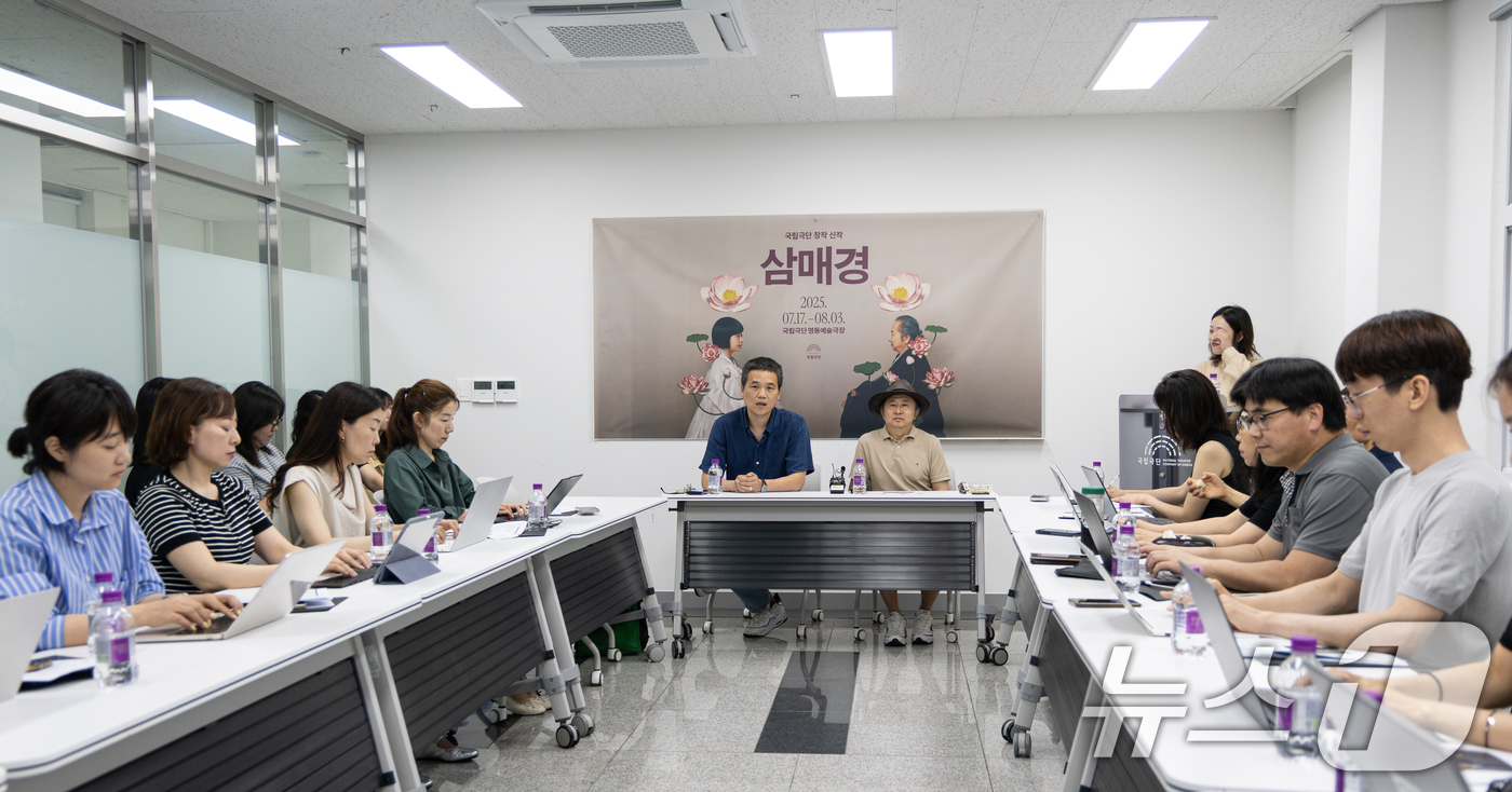 (서울=뉴스1) 이승배 기자 = 연극 '삼매경'의 이철희 연출이 7일 서울 중구 국립극단에서 열린 라운드 인터뷰에서 질문에 답하고 있다. 2025.7.7/뉴스1