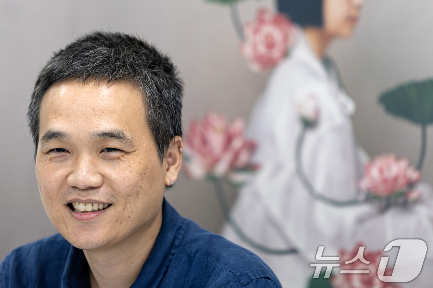 (서울=뉴스1) 이승배 기자 = 연극 '삼매경'의 이철희 연출이 7일 서울 중구 국립극단에서 열린 라운드 인터뷰에서 질문에 답하고 있다. 2025.7.7/뉴스1