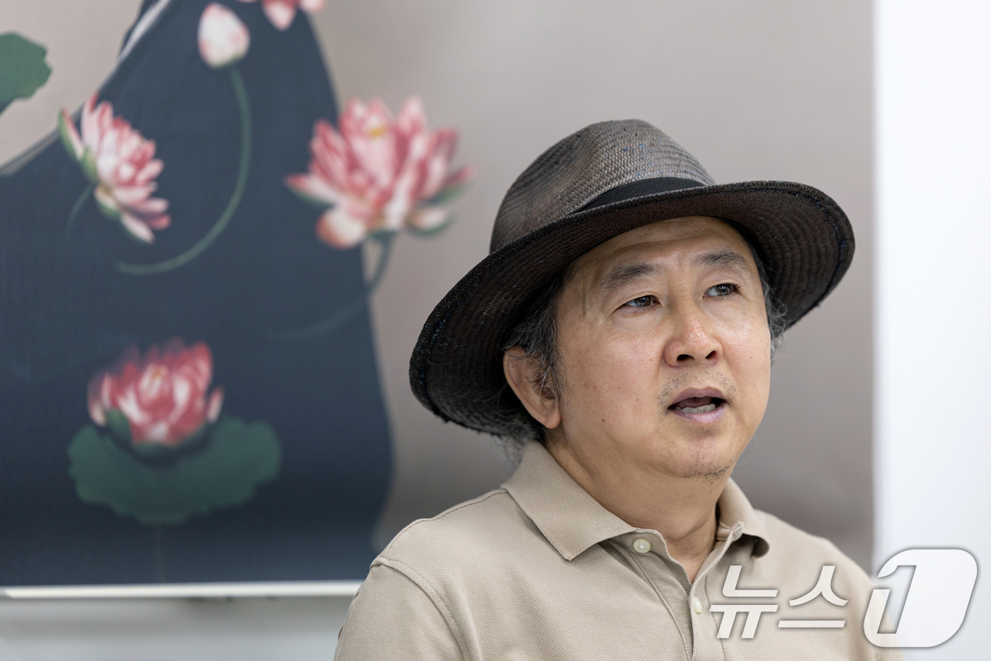 (서울=뉴스1) 이승배 기자 = 연극 '삼매경'의 배우 지춘성이 7일 서울 중구 국립극단에서 열린 라운드 인터뷰에서 질문에 답하고 있다. 2025.7.7/뉴스1