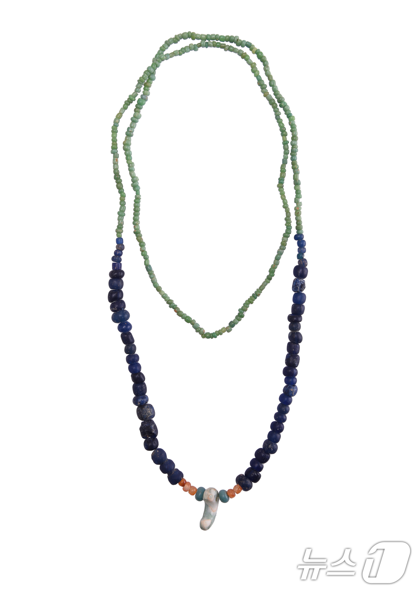 (서울=뉴스1) = 국가유산청은 전라남도 영암군에 위치한 '영암 시종 고분군'을 국가지정문화유산 사적으로 지정했다고 7일 밝혔다.사진은 내동리 쌍무덤에서 출토된 유리구슬 모습. ( …