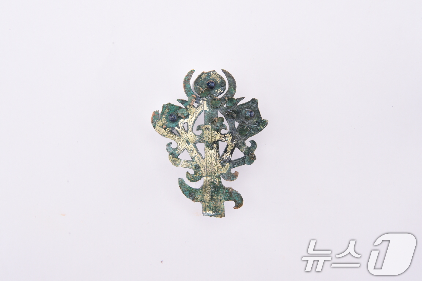 (서울=뉴스1) = 국가유산청은 전라남도 영암군에 위치한 '영암 시종 고분군'을 국가지정문화유산 사적으로 지정했다고 7일 밝혔다.사진은 내동리 쌍무덤에서 출토된 금동관 세움 장식 …