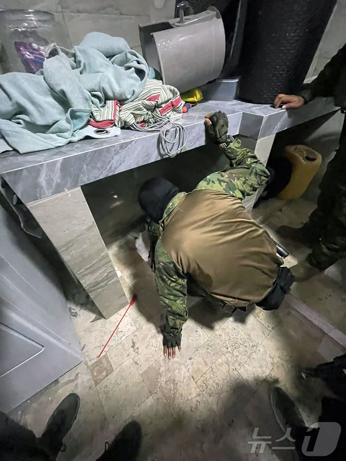 본문 이미지 - 에콰도르 마약왕 아돌포 마시아스의 저택에 숨거젼 벙커의 출입구, 2025.06.25. ⓒ AFP=뉴스1