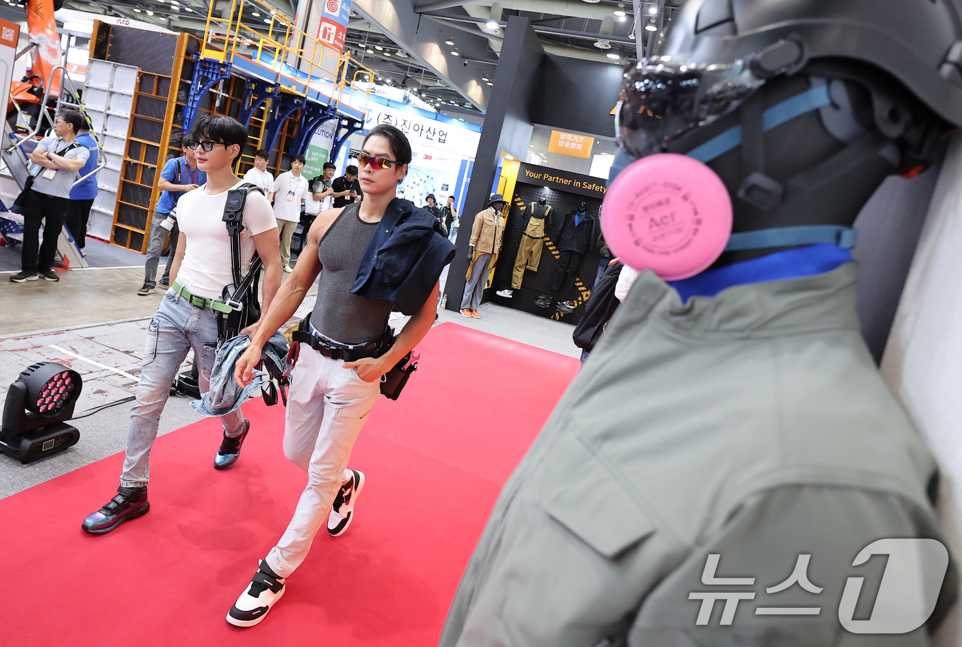 (고양=뉴스1) 김성진 기자 = 7일 경기 고양시 킨텍스에서 열린 2025 국제안전보건전시회에서 모델들이 아에르웍스 대표 제품을 입고 런웨이를 하고 있다. 2025.7.7/뉴스1