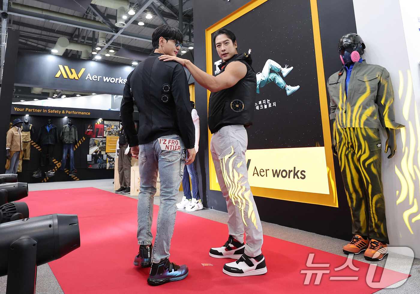 (고양=뉴스1) 김성진 기자 = 7일 경기 고양시 킨텍스에서 열린 2025 국제안전보건전시회에서 모델들이 아에르웍스 대표 제품을 입고 런웨이를 하고 있다. 2025.7.7/뉴스1