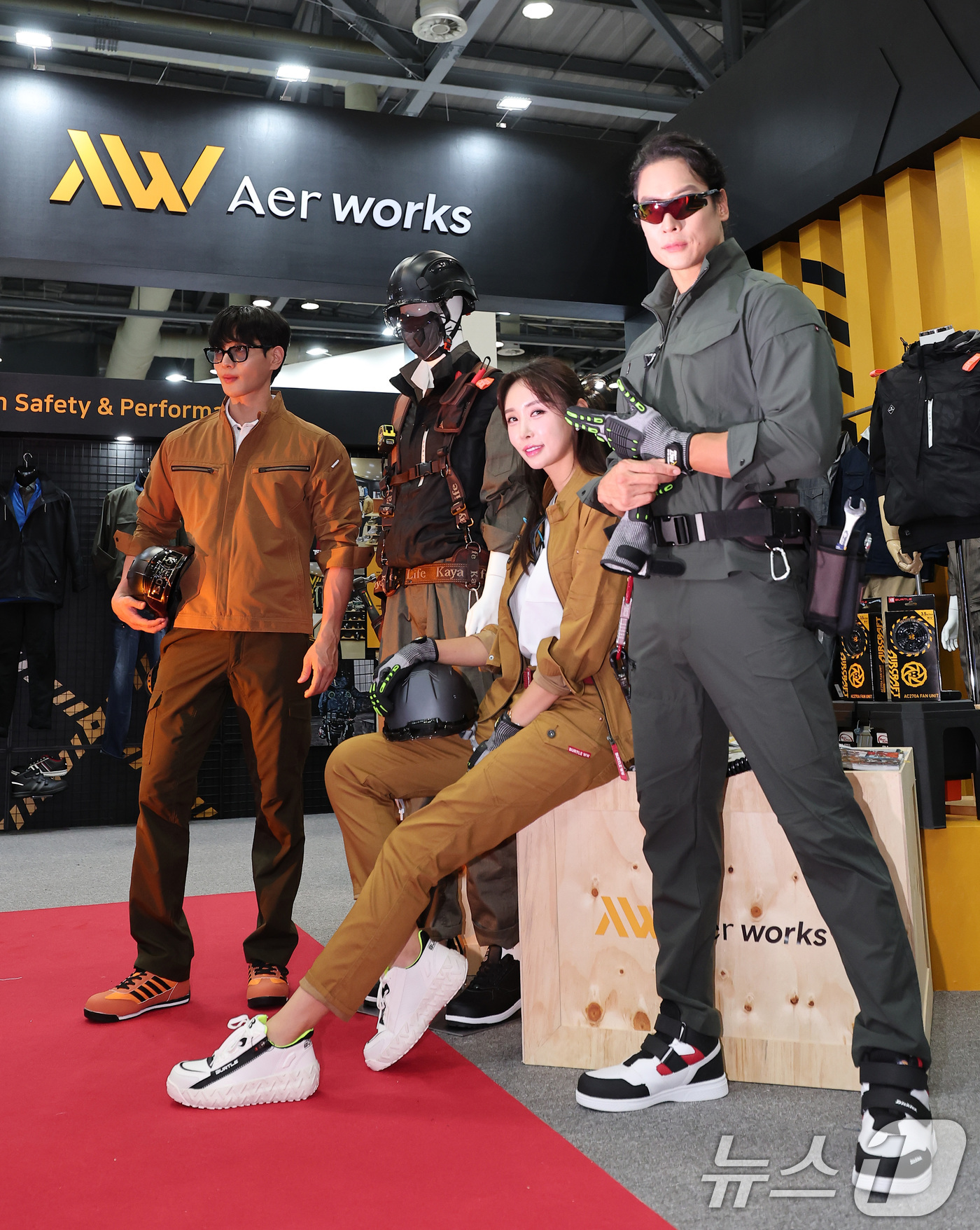(고양=뉴스1) 김성진 기자 = 7일 경기 고양시 킨텍스에서 열린 2025 국제안전보건전시회에서 모델들이 아에르웍스 대표 제품을 입고 포즈를 취하고 있다. 2025.7.7/뉴스1