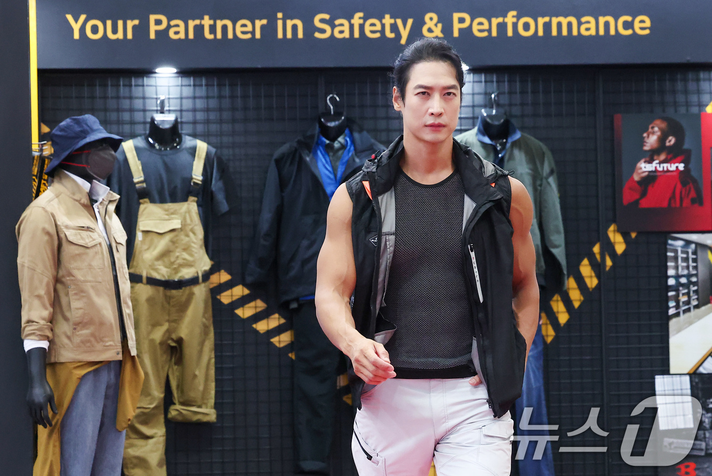 (고양=뉴스1) 김성진 기자 = 7일 경기 고양시 킨텍스에서 열린 2025 국제안전보건전시회에서 모델들이 아에르웍스 대표 제품을 입고 런웨이를 하고 있다. 2025.7.7/뉴스1
